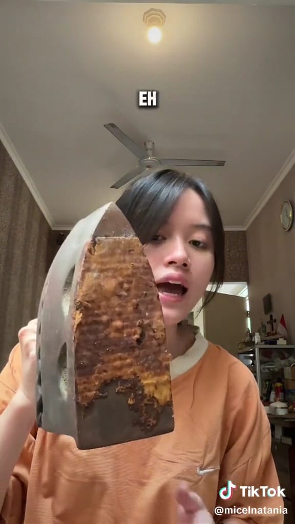 Setrika arang tahun 90an © TikTok Setrika arang tahun 90an © TikTok