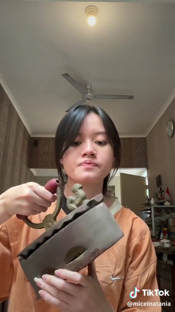 Setrika arang tahun 90an © TikTok Setrika arang tahun 90an © TikTok