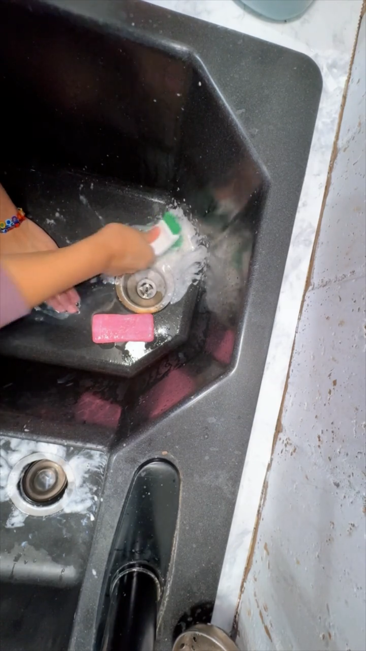 Tanpa perlu direndam pemutih, ini cara cuci kaus kaki dekil agar putih bersih lagi pakai 2 bahan dapur