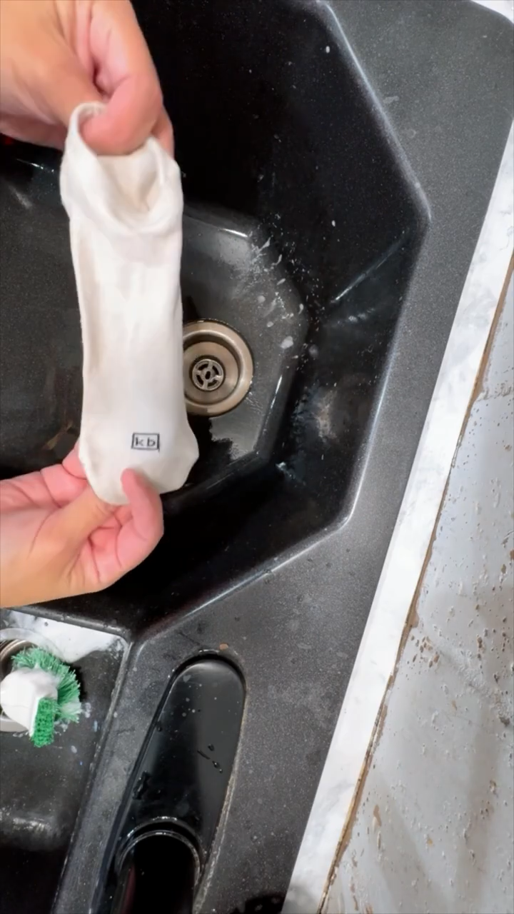 Tanpa perlu direndam pemutih, ini cara cuci kaus kaki dekil agar putih bersih lagi pakai 2 bahan dapur