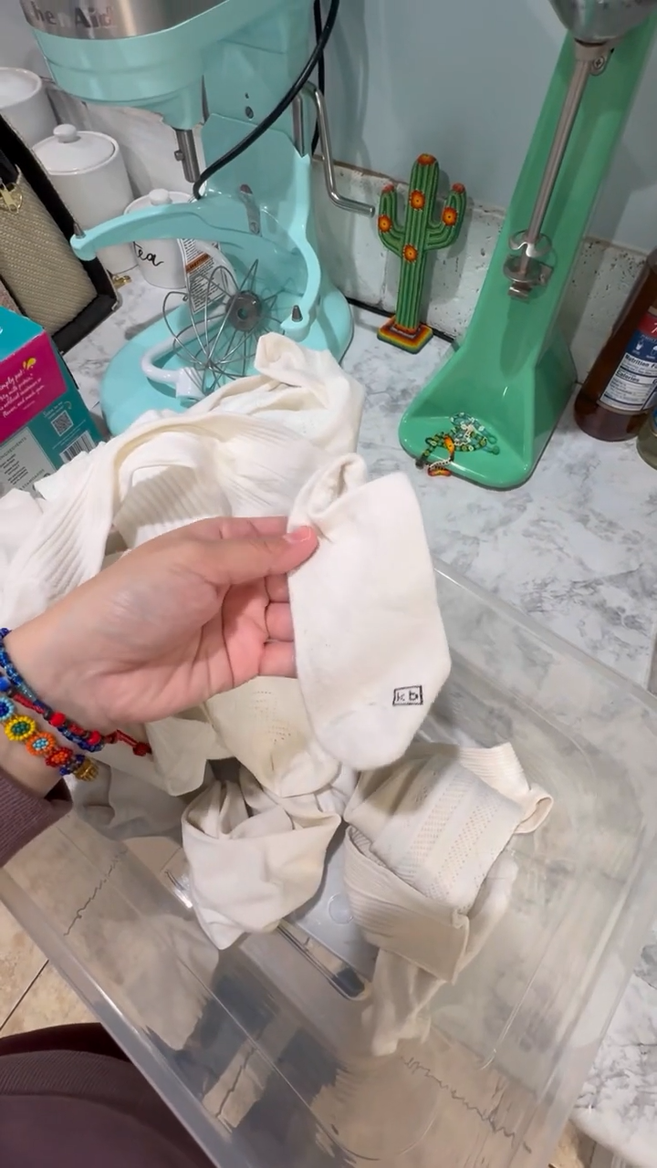 Tanpa perlu direndam pemutih, ini cara cuci kaus kaki dekil agar putih bersih lagi pakai 2 bahan dapur