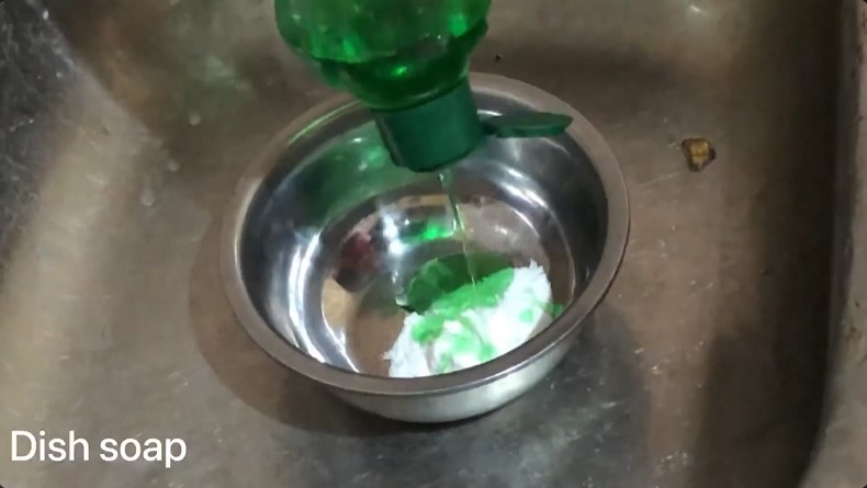 Trik bersihkan kerak dan lumut wastafel pakai racikan 2 bahan dapur wanita ini terbukti ampuh