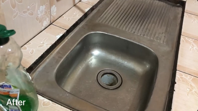 Trik bersihkan kerak dan lumut wastafel pakai racikan 2 bahan dapur wanita ini terbukti ampuh