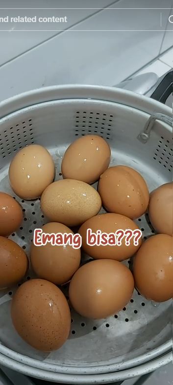 Tanpa direndam air dingin, cara wanita masak telur rebus ini bikin kulitnya mudah dikupas dan mulus