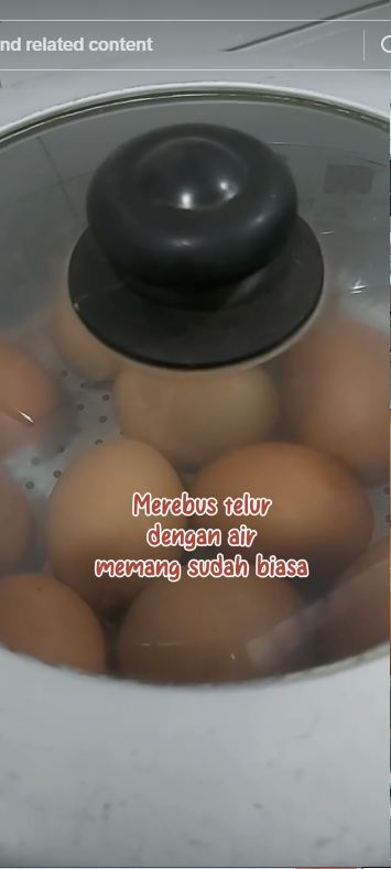 Tanpa direndam air dingin, cara wanita masak telur rebus ini bikin kulitnya mudah dikupas dan mulus