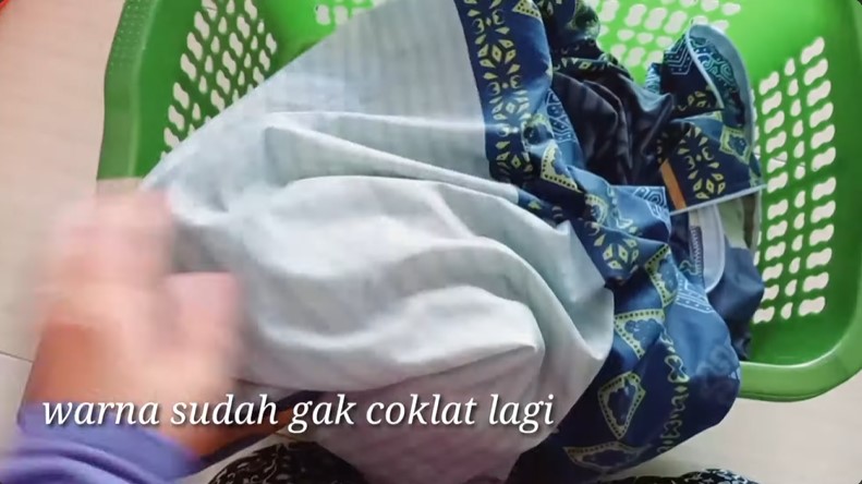 Trik wanita mencuci sprei dekil ini simpel cuma pakai 1 bahan dapur, ampuh tanpa direndam air panas