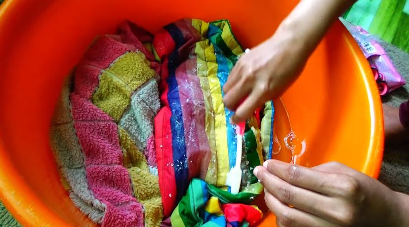 Tanpa dikucek, ini cara hilangkan bintik hitam jamur di pakaian agar bersih cuma tambah 1 bumbu dapur