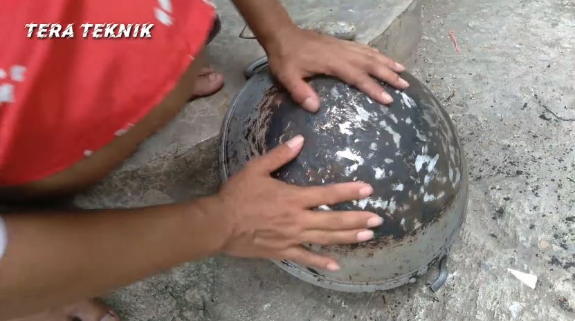 Andalkan 1 alat elektronik, cara wanita bersihkan pantat wajan berkerak ini antimainstream tapi ampuh
