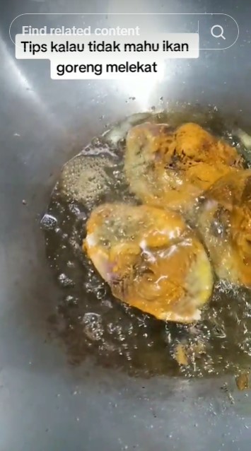 Bukan diberi tepung, ini trik goreng ikan antilengket dan minyaknya nggak meletup pakai 2 bahan dapur