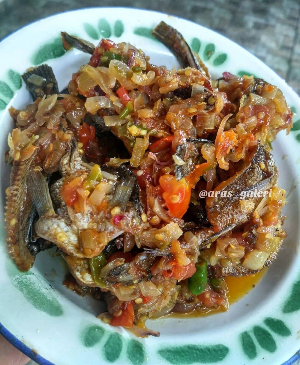 13 Resep olahan ikan asin ala rumahan, praktis dan bikin nagih