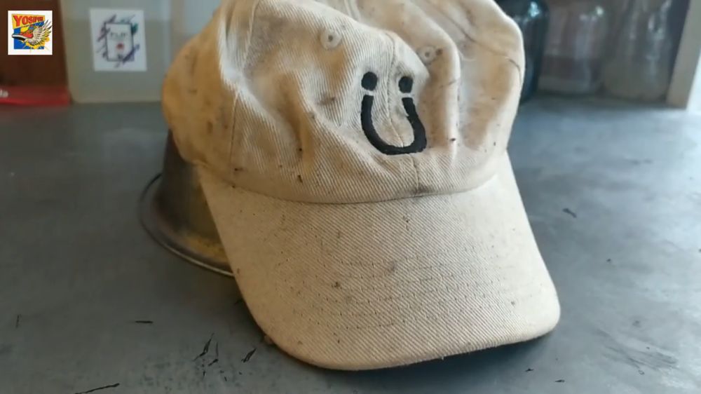 Cukup tambah 1 bahan dapur, ini trik ampuh bersihkan topi kumal agar bersih seperti baru lagi