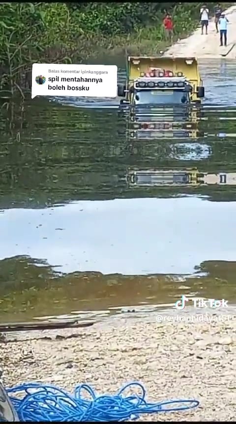 Truk nyelam sungai © TikTok