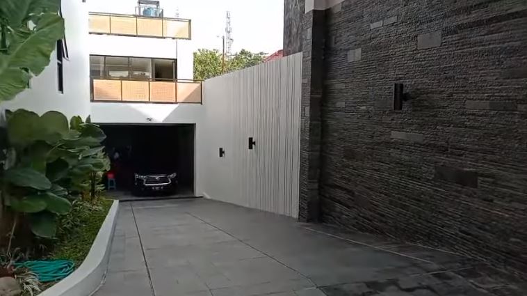 teras rumah denny caknan © berbagai sumber teras rumah denny caknan © berbagai sumber