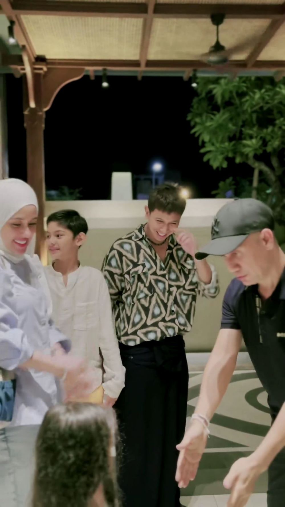 gaya berpakaian sonny dikritik © Instagram