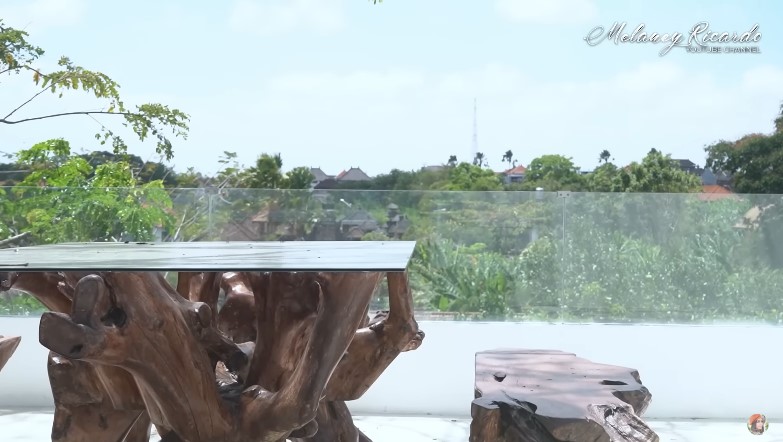 potret rooftop Indah Kalalo © YouTube potret rooftop Indah Kalalo © YouTube