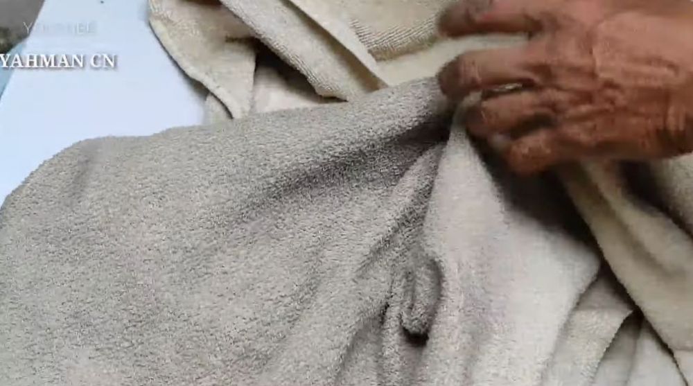 Tanpa sitrun dan air panas, cara pria cuci handuk dekil ini ampuh bikin kinclong pakai 1 bahan dapur