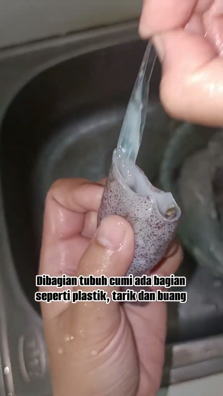 Tanpa direndam air jeruk nipis, ini trik bersihkan cumi agar tintanya tak pecah dan bebas bau amis
