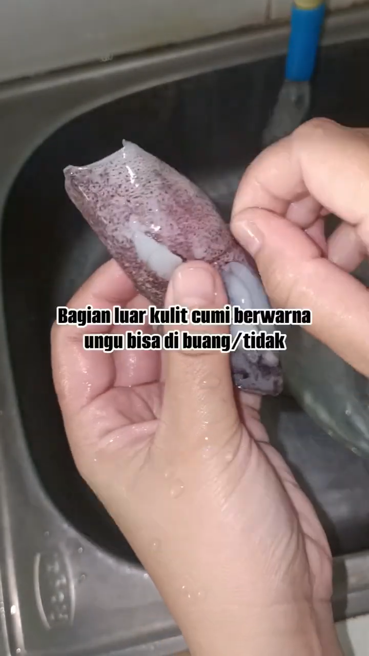 Tanpa direndam air jeruk nipis, ini trik bersihkan cumi agar tintanya tak pecah dan bebas bau amis