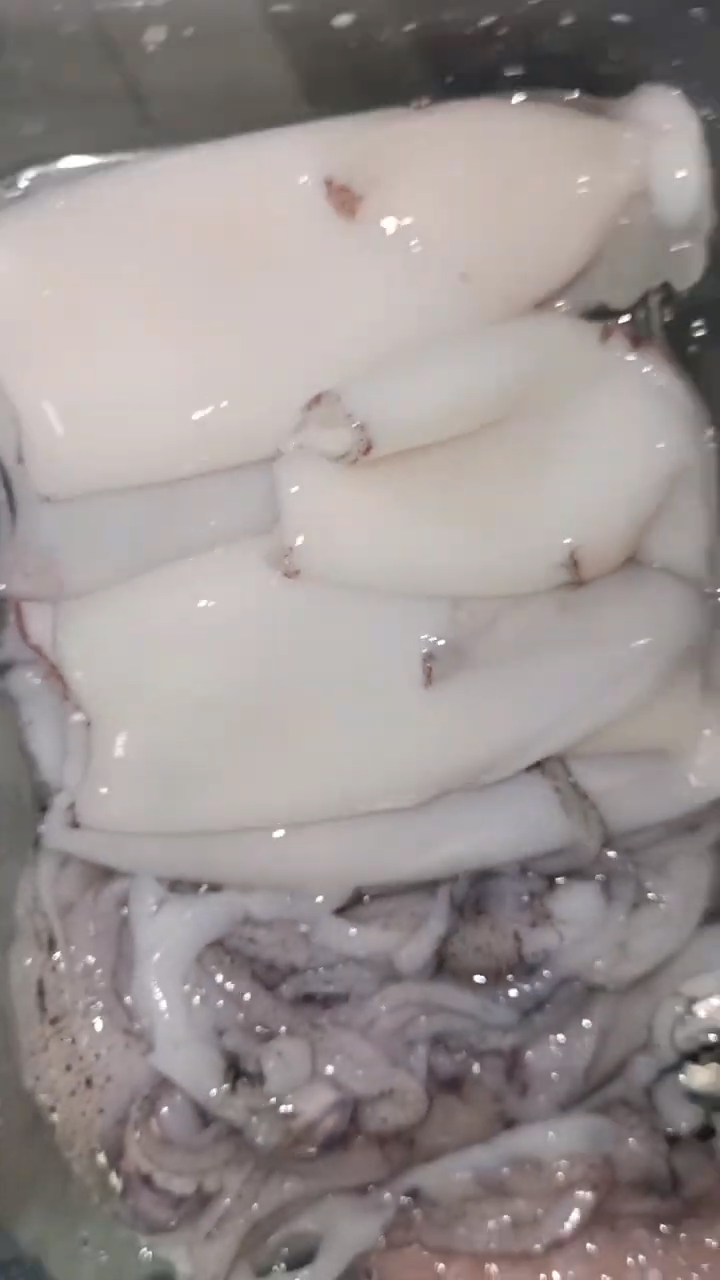 Tanpa direndam air jeruk nipis, ini trik bersihkan cumi agar tintanya tak pecah dan bebas bau amis