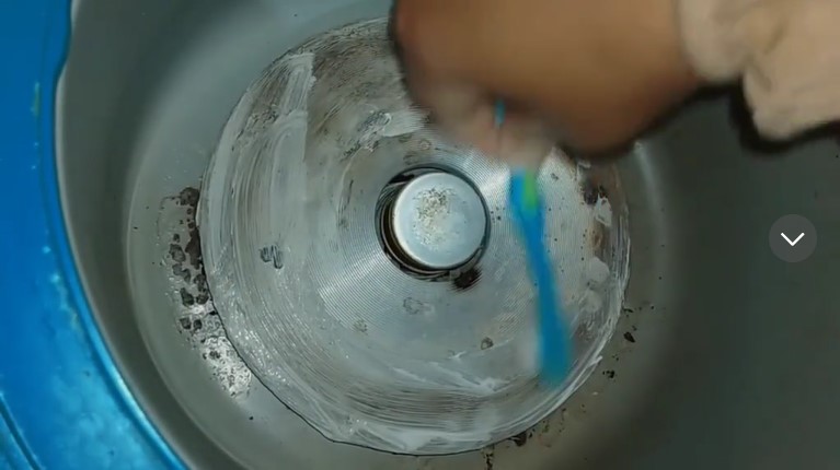 Bukan dioles sitrun atau cuka, trik bersihkan noda gosong di dasar rice cooker pakai 1 bahan sederhana