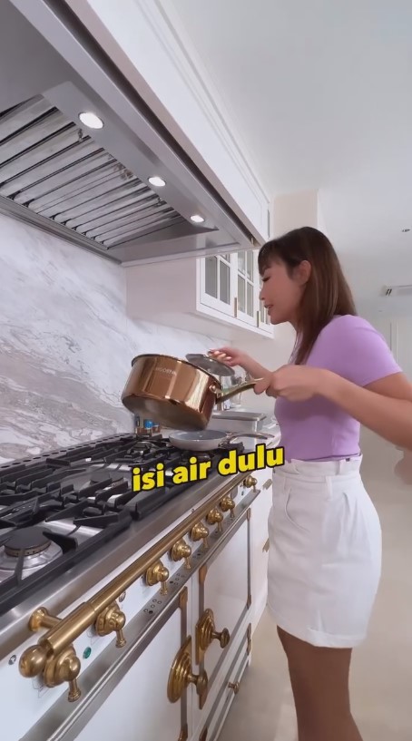 dapur ayu dewi pakai kompor Rp 500 juta © 2024 brilio.net