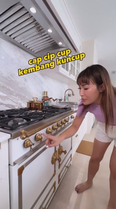 dapur ayu dewi pakai kompor Rp 500 juta © 2024 brilio.net