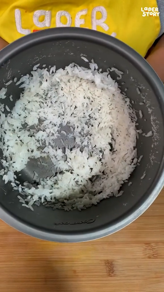 Tak perlu direndam air panas semalaman, cara pria bersihkan kerak nasi di rice cooker ini praktis abis
