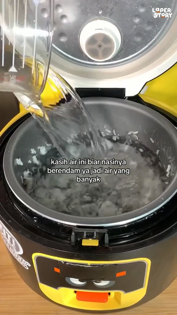 Tak perlu direndam air panas semalaman, cara pria bersihkan kerak nasi di rice cooker ini praktis abis