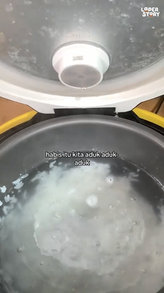 Tak perlu direndam air panas semalaman, cara pria bersihkan kerak nasi di rice cooker ini praktis abis