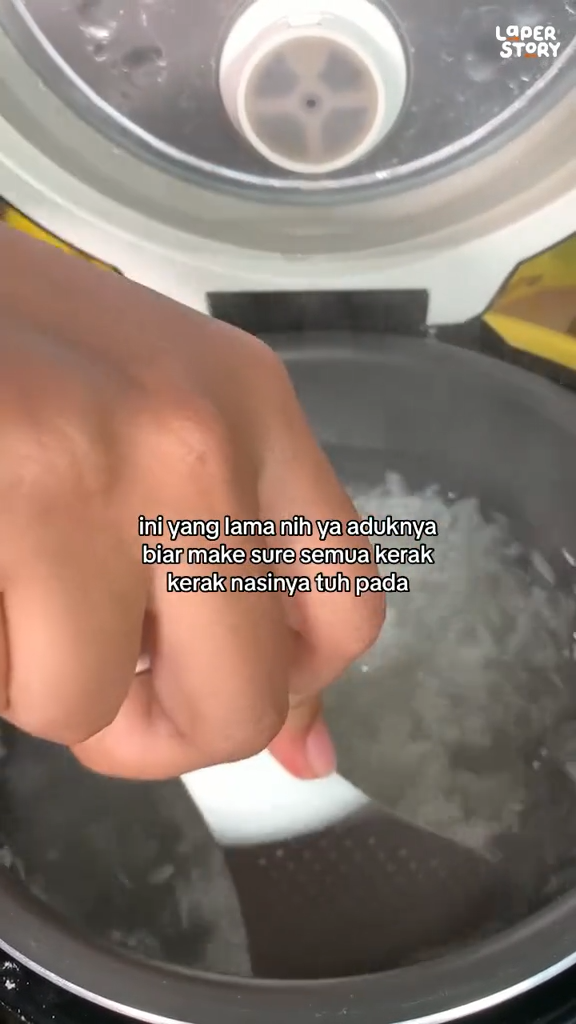 Tak perlu direndam air panas semalaman, cara pria bersihkan kerak nasi di rice cooker ini praktis abis