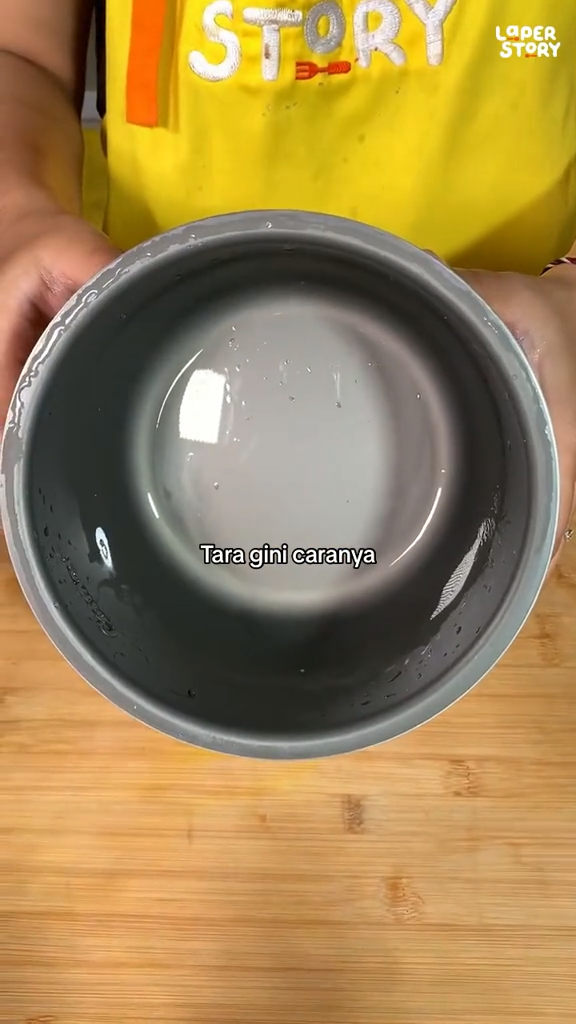 Tak perlu direndam air panas semalaman, cara pria bersihkan kerak nasi di rice cooker ini praktis abis