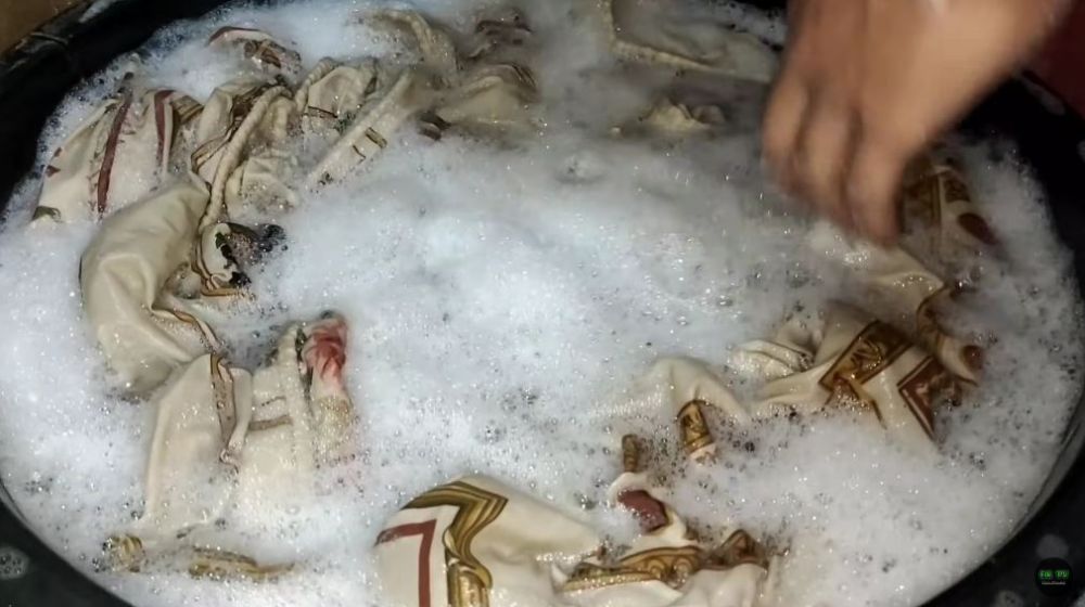 Tanpa soda kue, ini trik cuci bedcover lama yang dekil dan bau agar bersih cukup tambah 1 bahan dapur