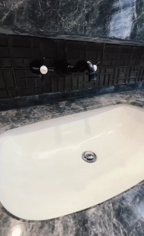 kamar mandi serba marmer Rachel Vennya © Instagram kamar mandi serba marmer Rachel Vennya © Instagram