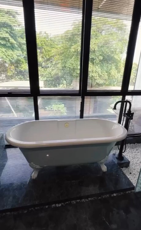 kamar mandi serba marmer Rachel Vennya © Instagram kamar mandi serba marmer Rachel Vennya © Instagram