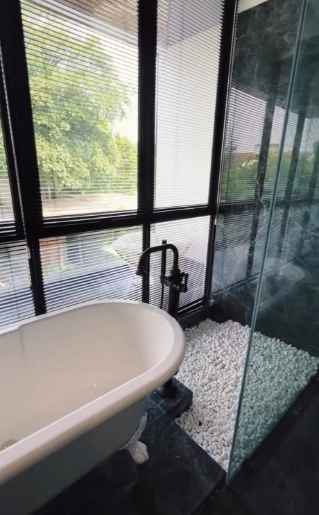 kamar mandi serba marmer Rachel Vennya © Instagram kamar mandi serba marmer Rachel Vennya © Instagram