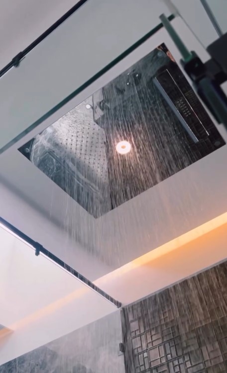 kamar mandi serba marmer Rachel Vennya © Instagram kamar mandi serba marmer Rachel Vennya © Instagram