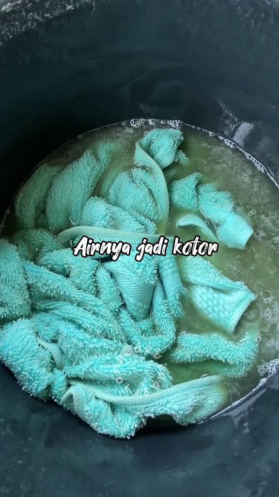Jangan direndam baking soda, ini cara cuci handuk buluk agar bersih pakai tambahan 1 bahan sederhana