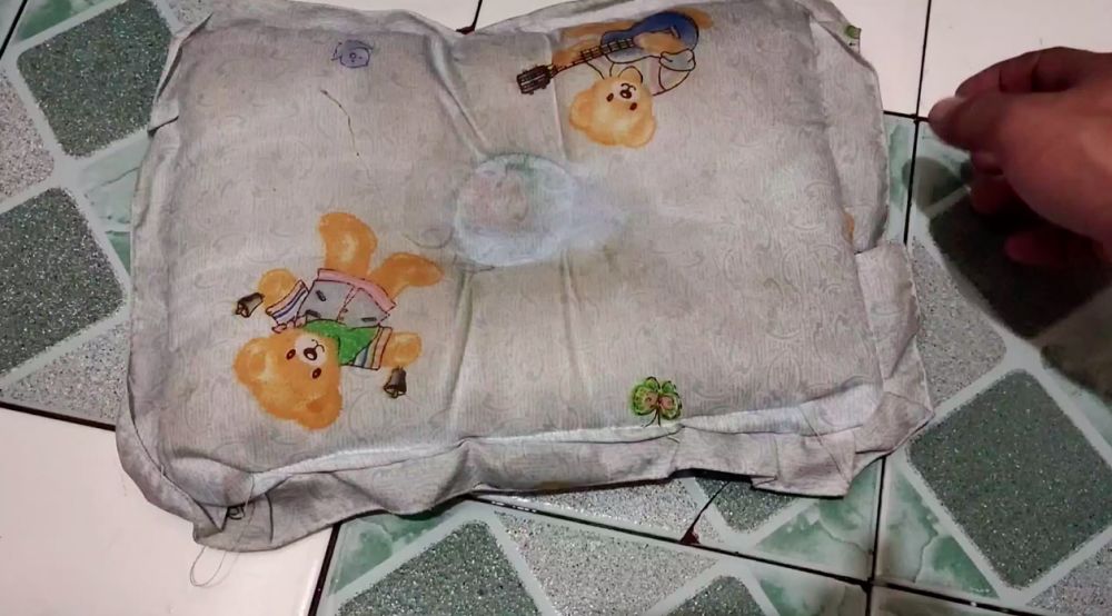 Cara pria hilangkan noda kuning di bantal ini cuma tambah 1 bahan dapur, ampuh tanpa direndam sitrun