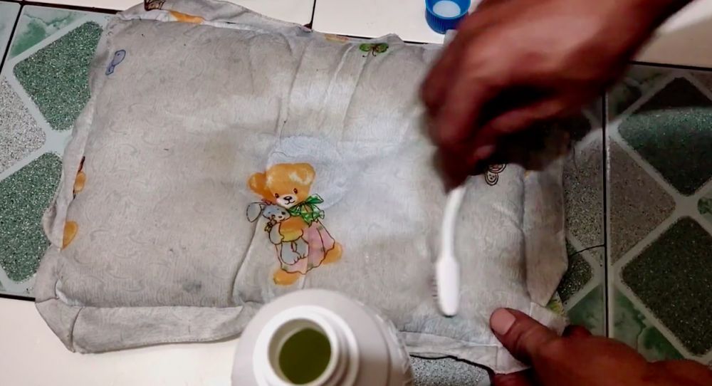 Cara pria hilangkan noda kuning di bantal ini cuma tambah 1 bahan dapur, ampuh tanpa direndam sitrun