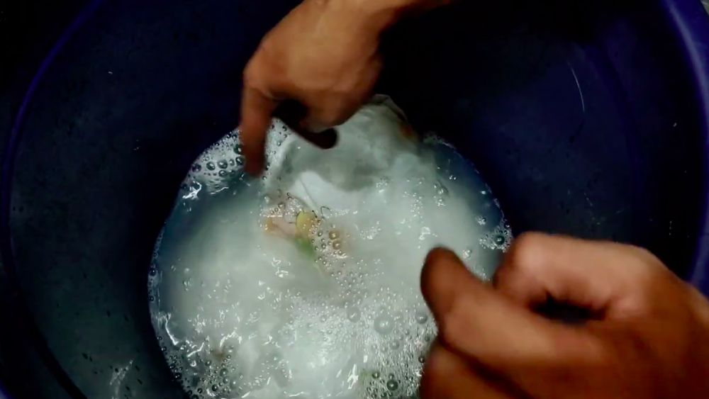 Cara pria hilangkan noda kuning di bantal ini cuma tambah 1 bahan dapur, ampuh tanpa direndam sitrun