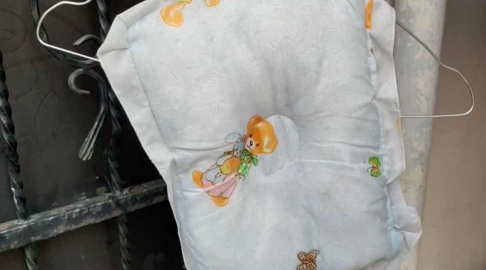 Cara pria hilangkan noda kuning di bantal ini cuma tambah 1 bahan dapur, ampuh tanpa direndam sitrun