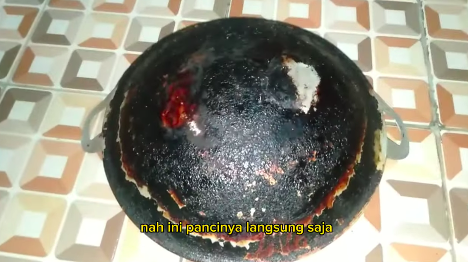 Tanpa disikat baking soda, ini cara ampuh hilangkan kerak gosong di pantat wajan pakai 1 bahan dapur