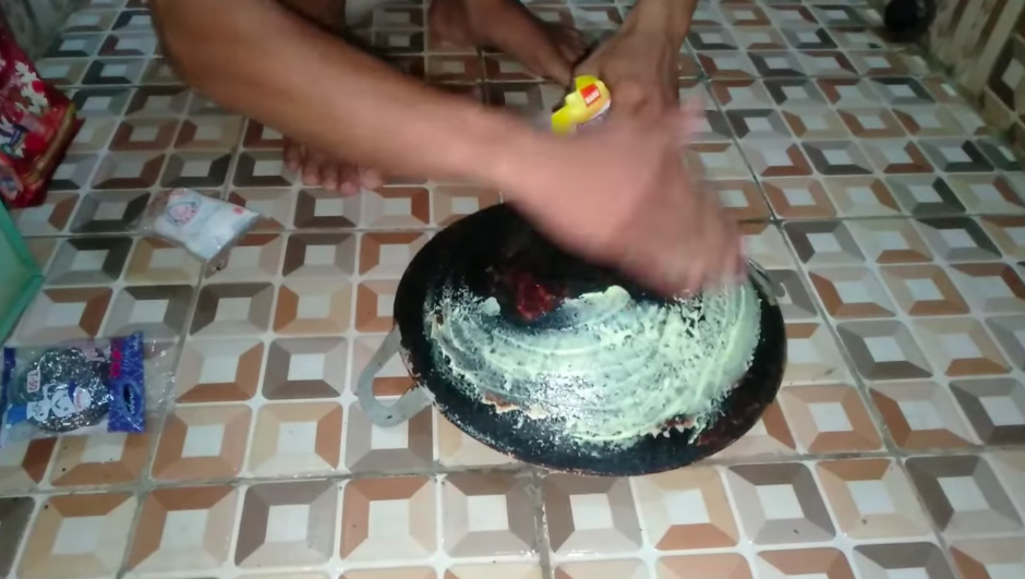 Tanpa disikat baking soda, ini cara ampuh hilangkan kerak gosong di pantat wajan pakai 1 bahan dapur
