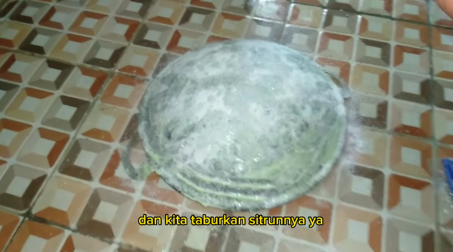 Tanpa disikat baking soda, ini cara ampuh hilangkan kerak gosong di pantat wajan pakai 1 bahan dapur