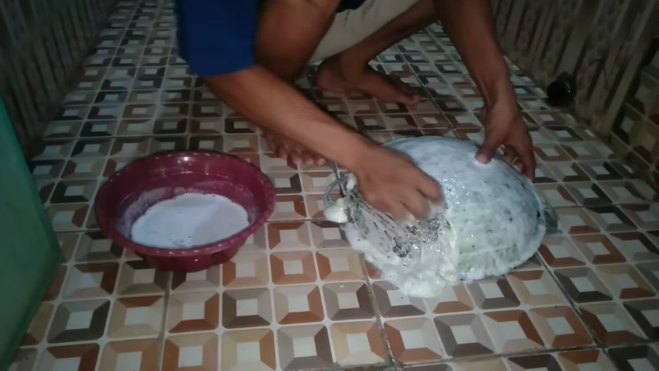 Tanpa disikat baking soda, ini cara ampuh hilangkan kerak gosong di pantat wajan pakai 1 bahan dapur