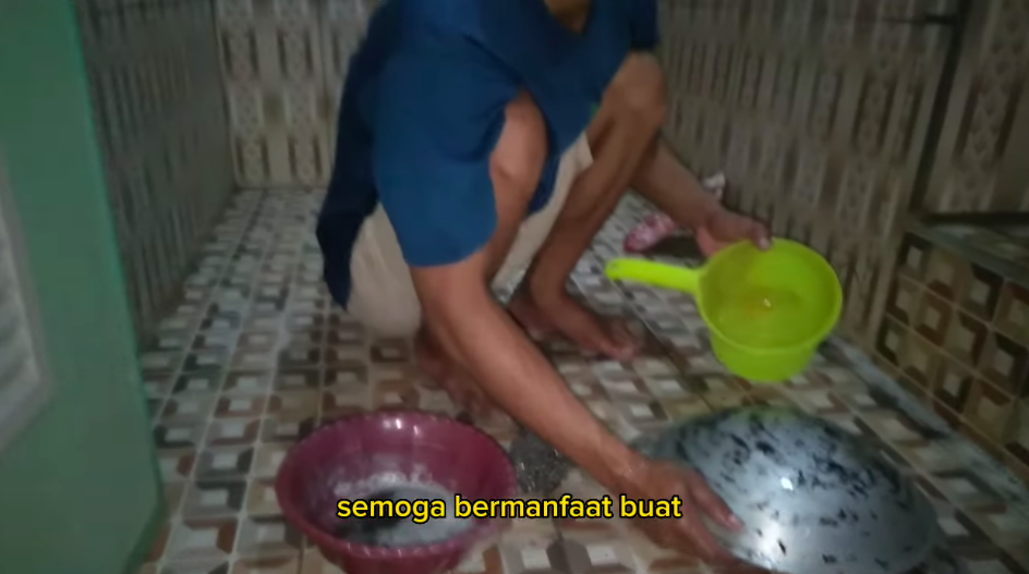 Tanpa disikat baking soda, ini cara ampuh hilangkan kerak gosong di pantat wajan pakai 1 bahan dapur