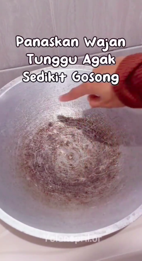 Tanpa tambahan taburan tepung terigu, ini trik goreng ayam agar hasilnya garing dan bentuknya utuh