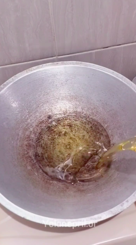 Tanpa tambahan taburan tepung terigu, ini trik goreng ayam agar hasilnya garing dan bentuknya utuh