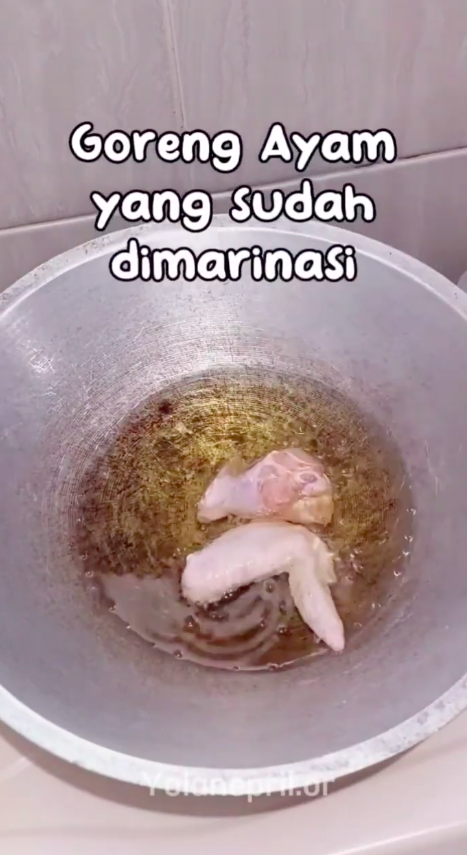 Tanpa tambahan taburan tepung terigu, ini trik goreng ayam agar hasilnya garing dan bentuknya utuh