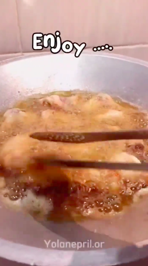 Tanpa tambahan taburan tepung terigu, ini trik goreng ayam agar hasilnya garing dan bentuknya utuh